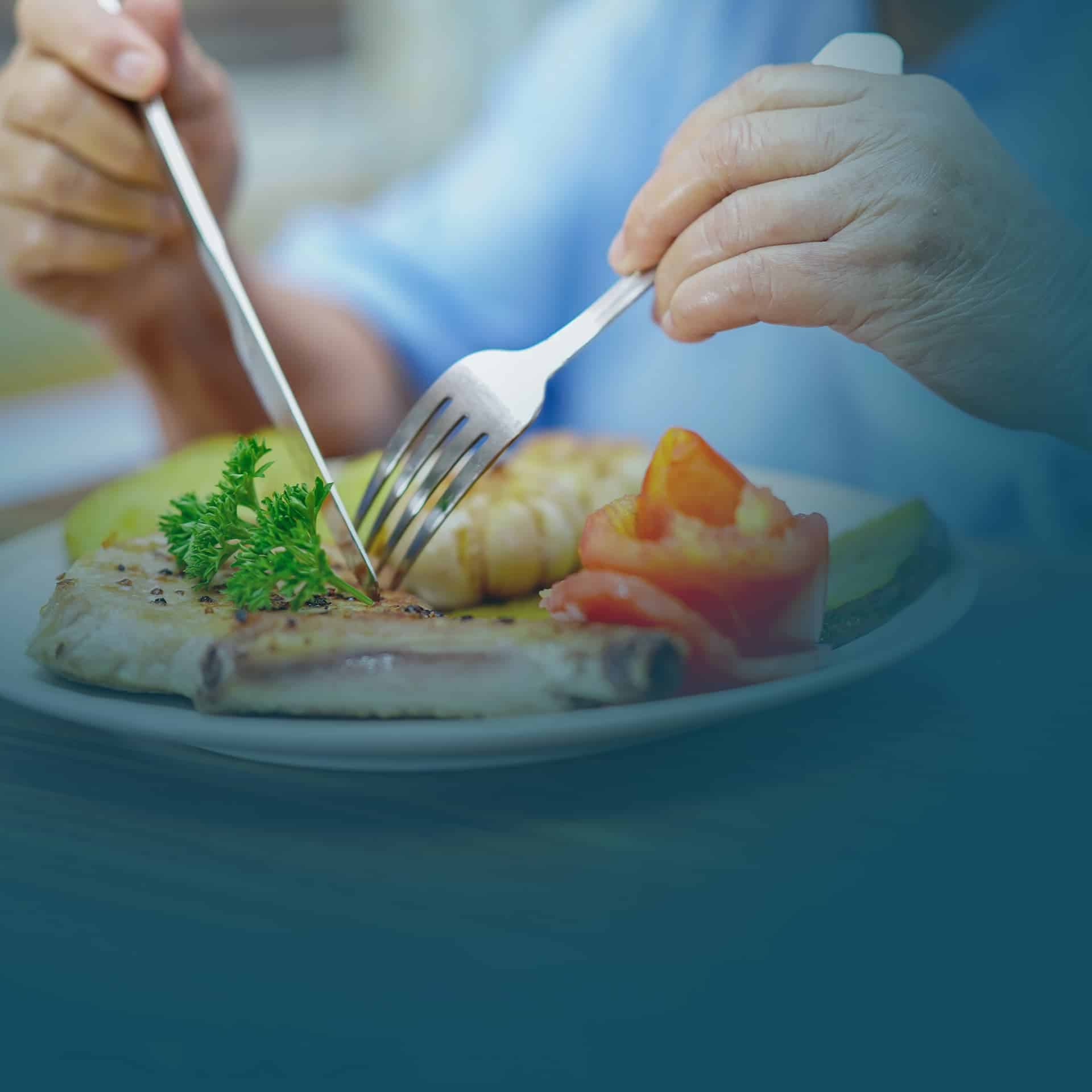 άτομο-στην-τρίτη-ηλικία-τρώει-ένα-υγιεινό-γεύμα