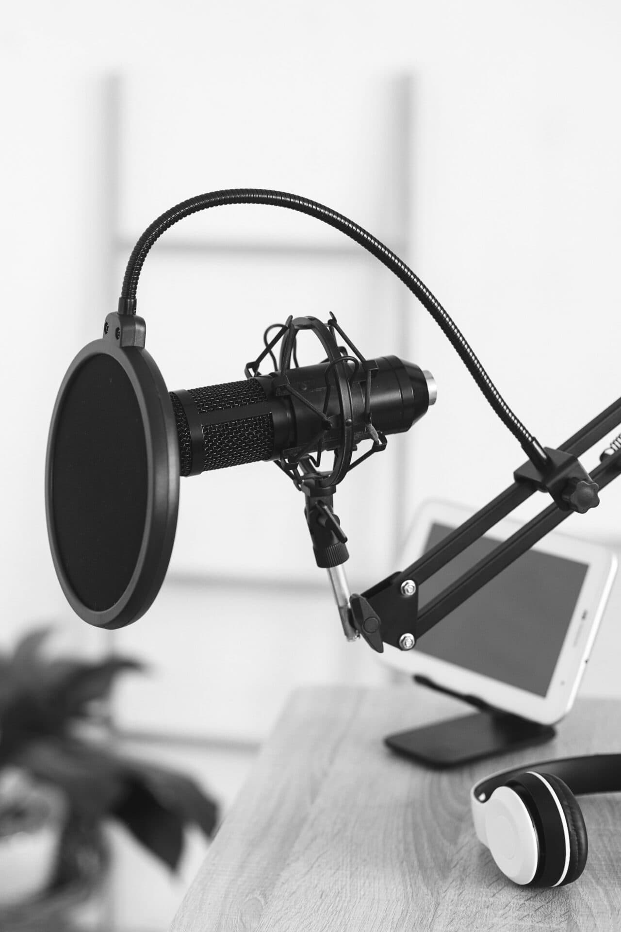 μικρόφωνο σε studio για podcasts