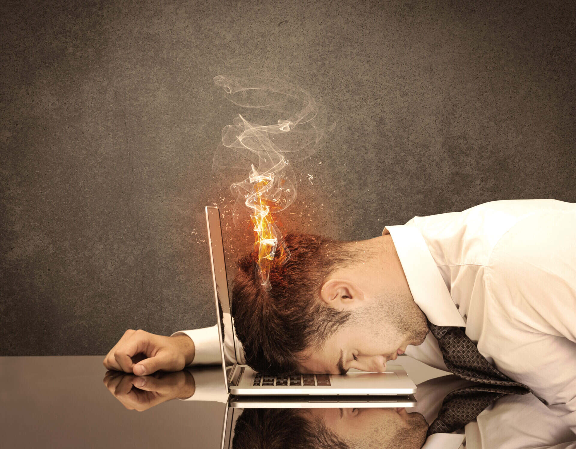 άνδρας εξουθενομένος στα όρια του burnout