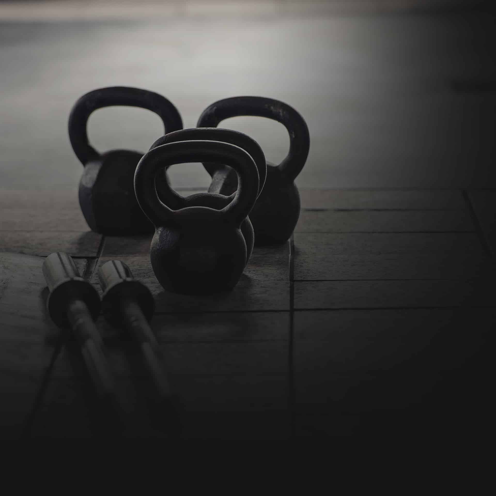 kettlebells-μπάρα-κυκλική-διαλειμματική-προπόνηση